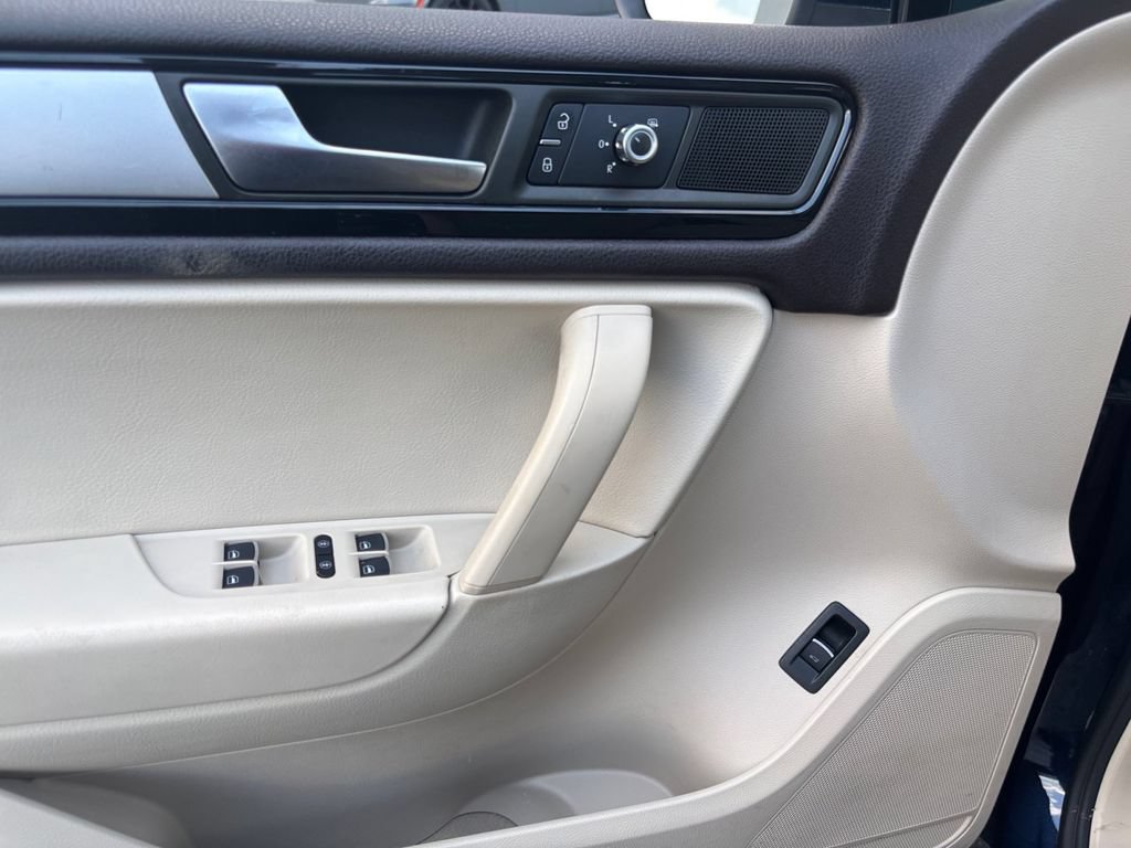 Used 2013 Volkswagen Touareg TDI AWD/4WD image 31