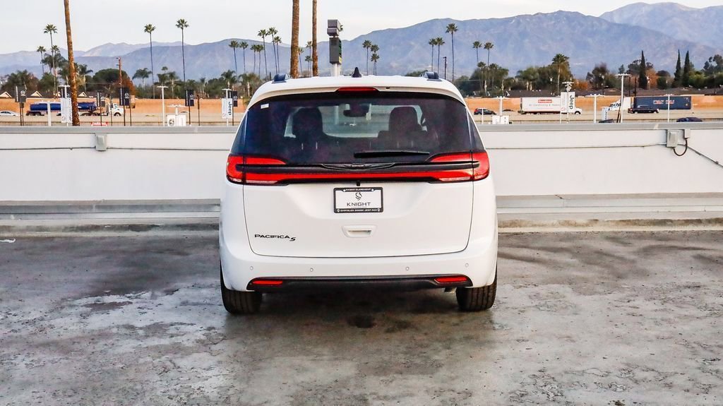 New 2026 Chrysler Pacifica Select w/ S Appearance Package image 8