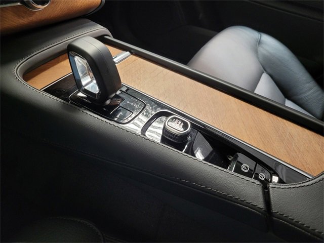 Certified 2025 Volvo XC90 B6 Plus image 34