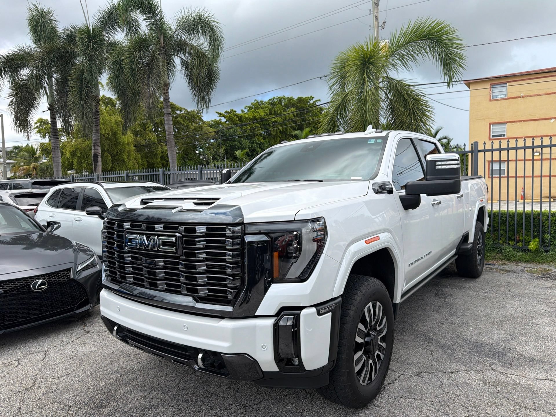 Used 2024 GMC Sierra 2500 Denali Ultimate AWD/4WD image 1