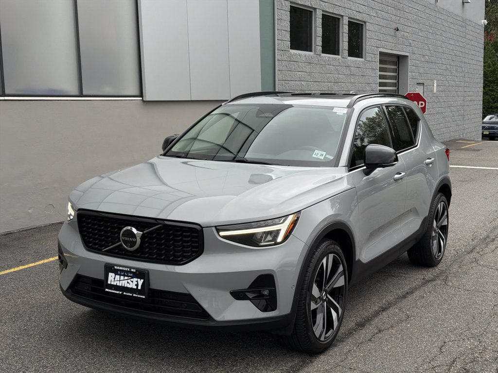 Certified 2024 Volvo XC40 B5 Plus w/ Climate Package AWD/4WD image 1