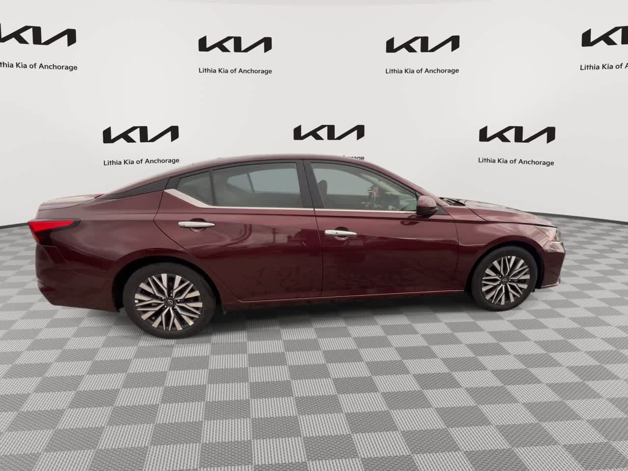 Used 2024 Nissan Altima 2.5 SV w/ SV Premium Package FWD image 9