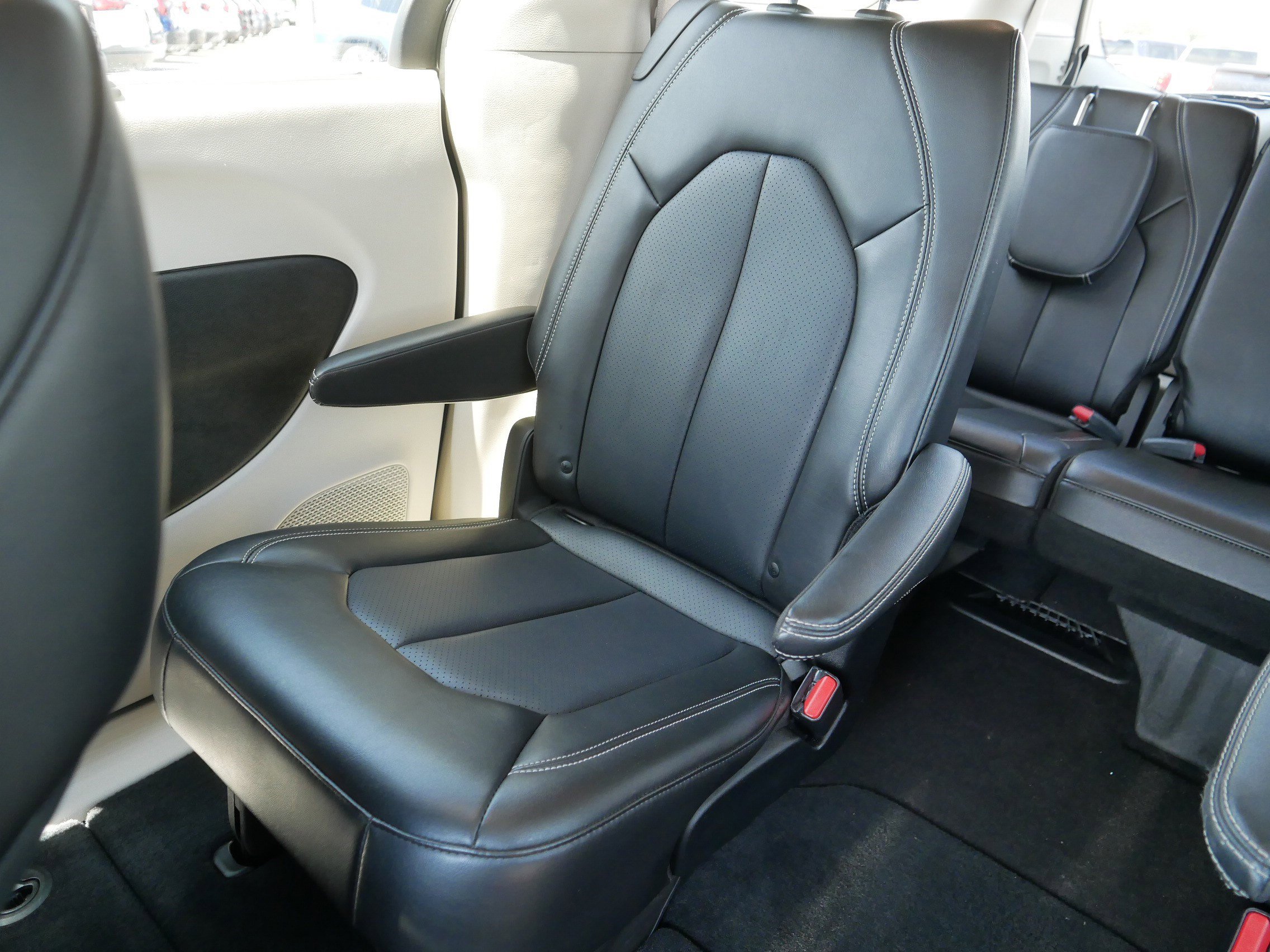 Used 2023 Chrysler Pacifica Touring-L AWD/4WD image 12