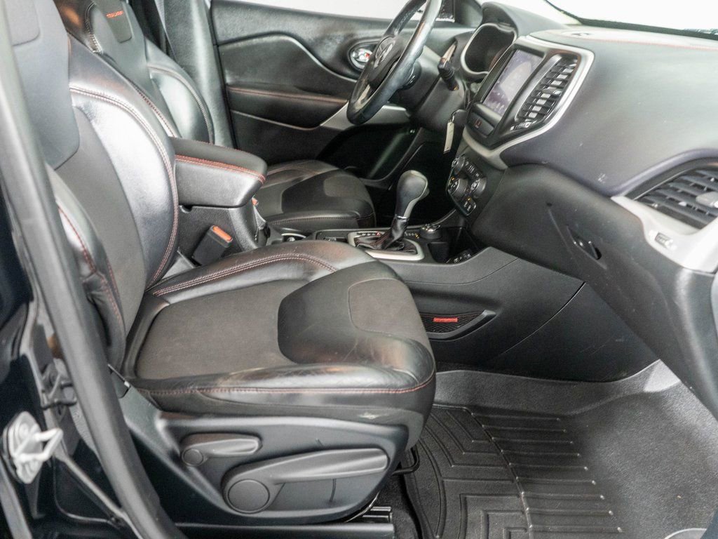 Used 2018 Jeep Cherokee Trailhawk w/ Cold Weather Group image 8