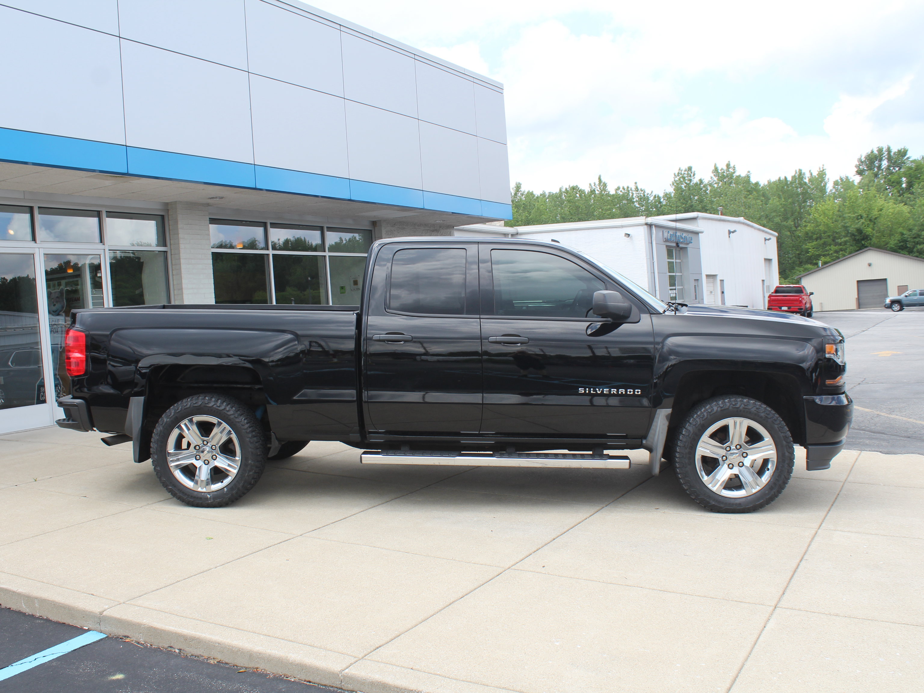 Used 2018 Chevrolet Silverado 1500 Custom w/ Custom Convenience Package AWD/4WD image 3