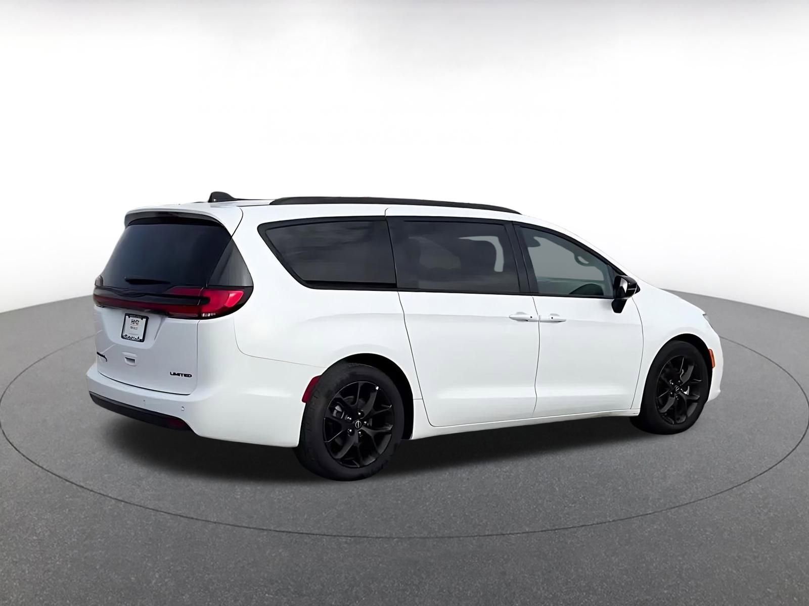 Used 2025 Chrysler Pacifica Limited image 15