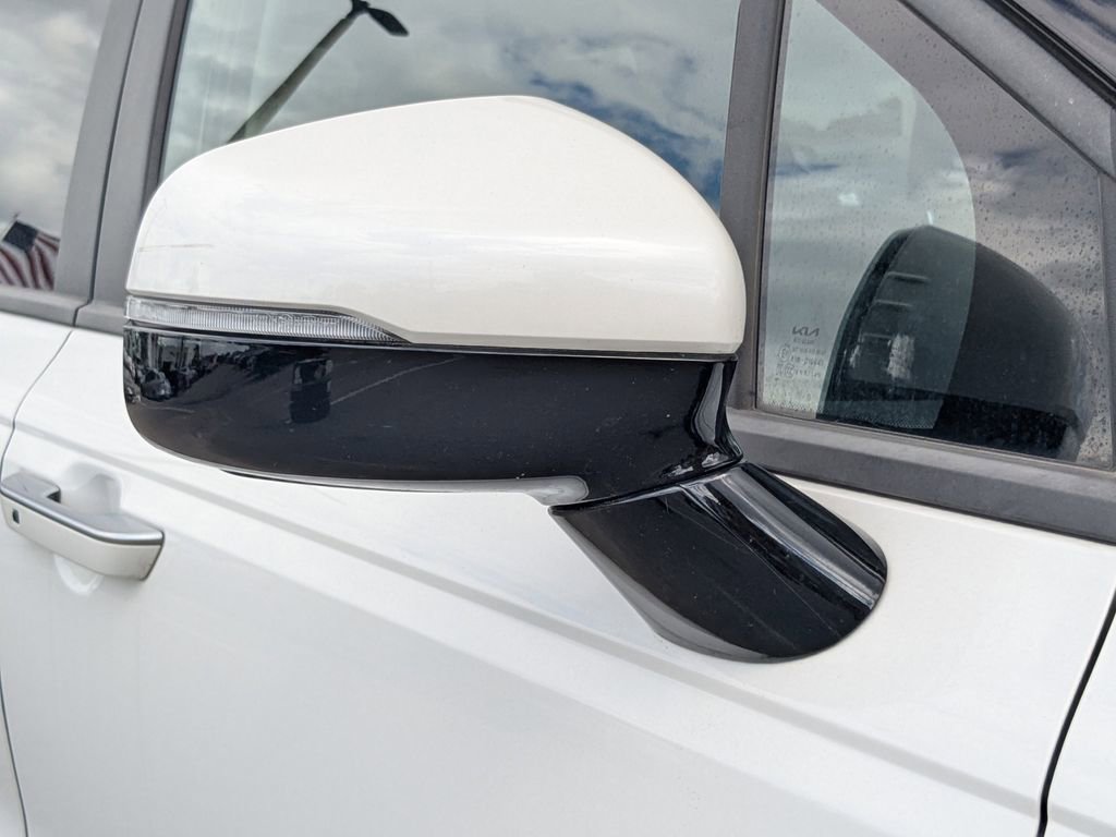 Used 2024 Kia Carnival LX image 11