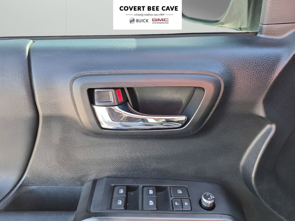 Used 2016 Toyota Tacoma TRD Sport image 32