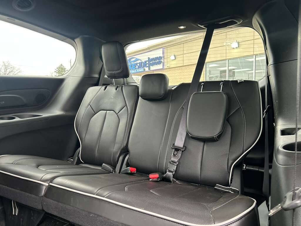 Used 2026 Chrysler Pacifica Limited image 16
