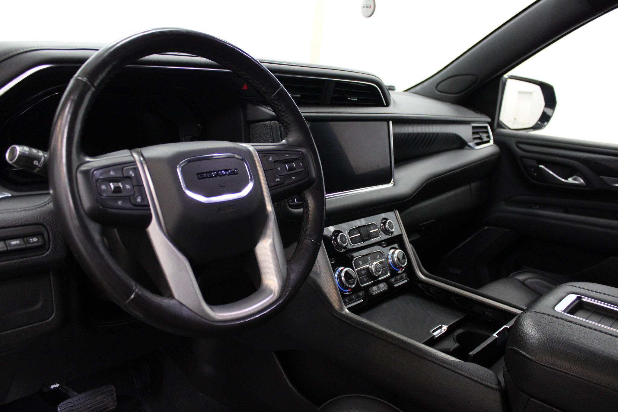 Used 2022 GMC Yukon XL Denali AWD/4WD image 15