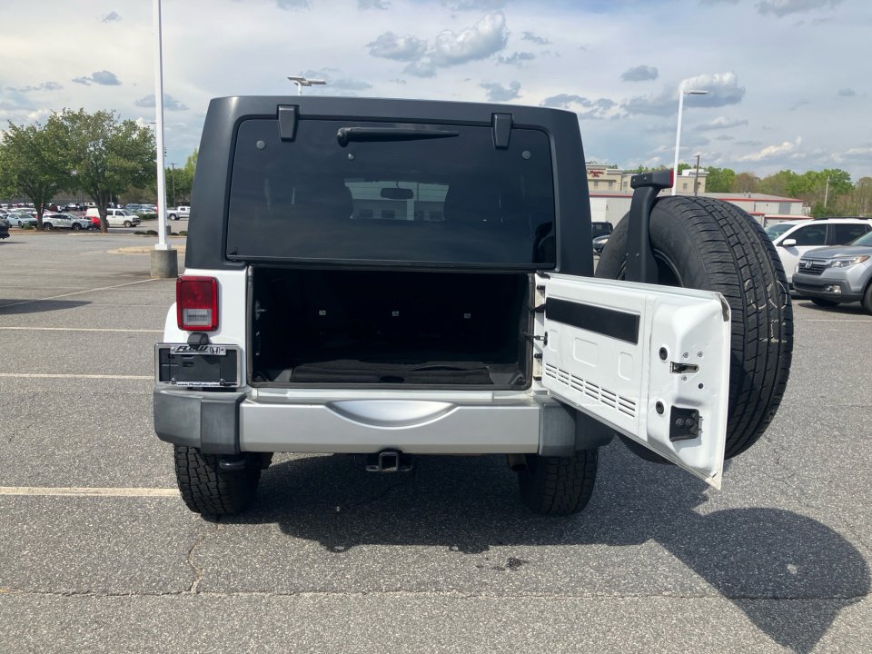Used 2017 Jeep Wrangler Unlimited Sahara w/ Connectivity Group image 19