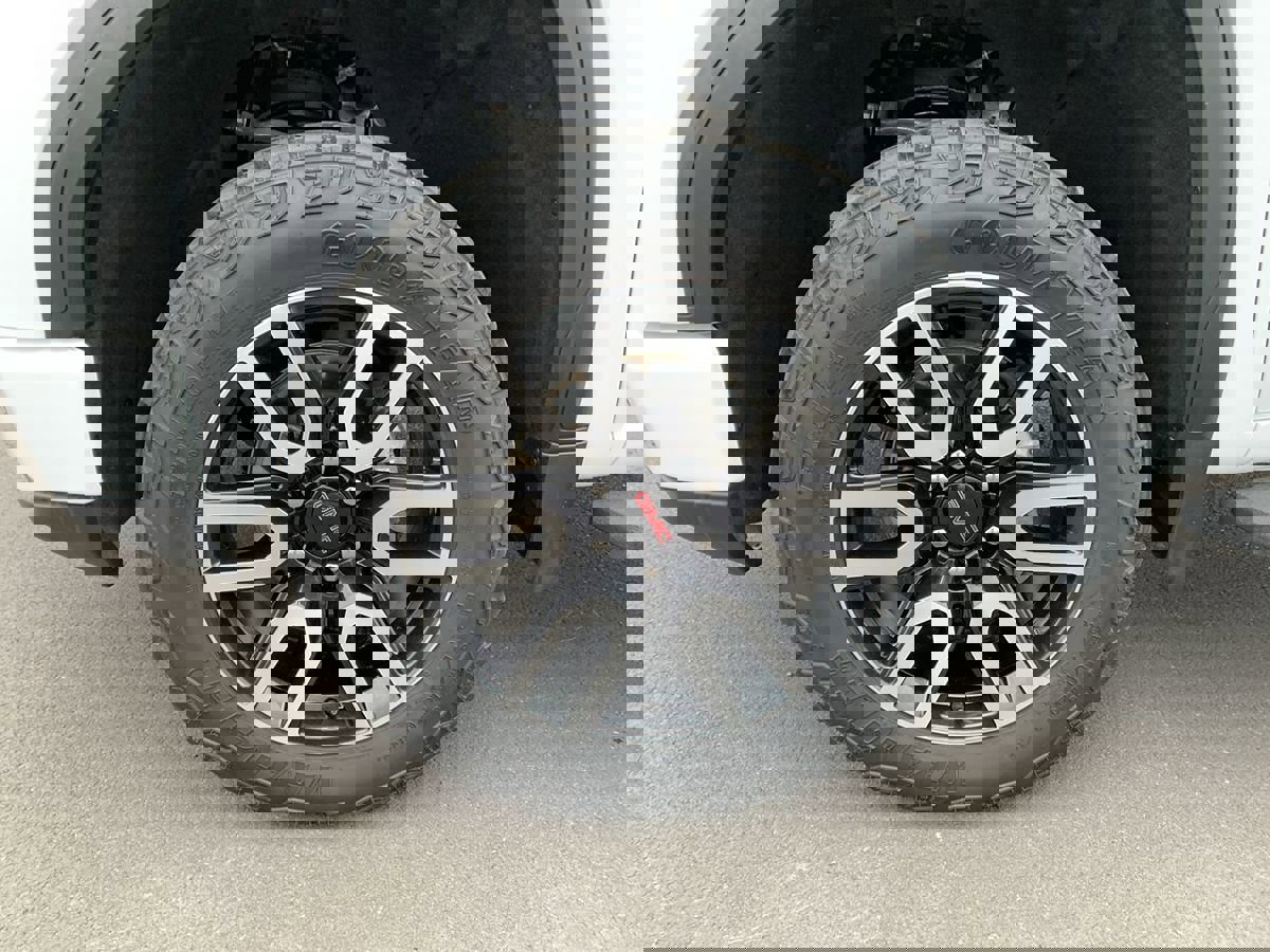 Used 2024 GMC Sierra 1500 AT4 w/ Technology Package image 11