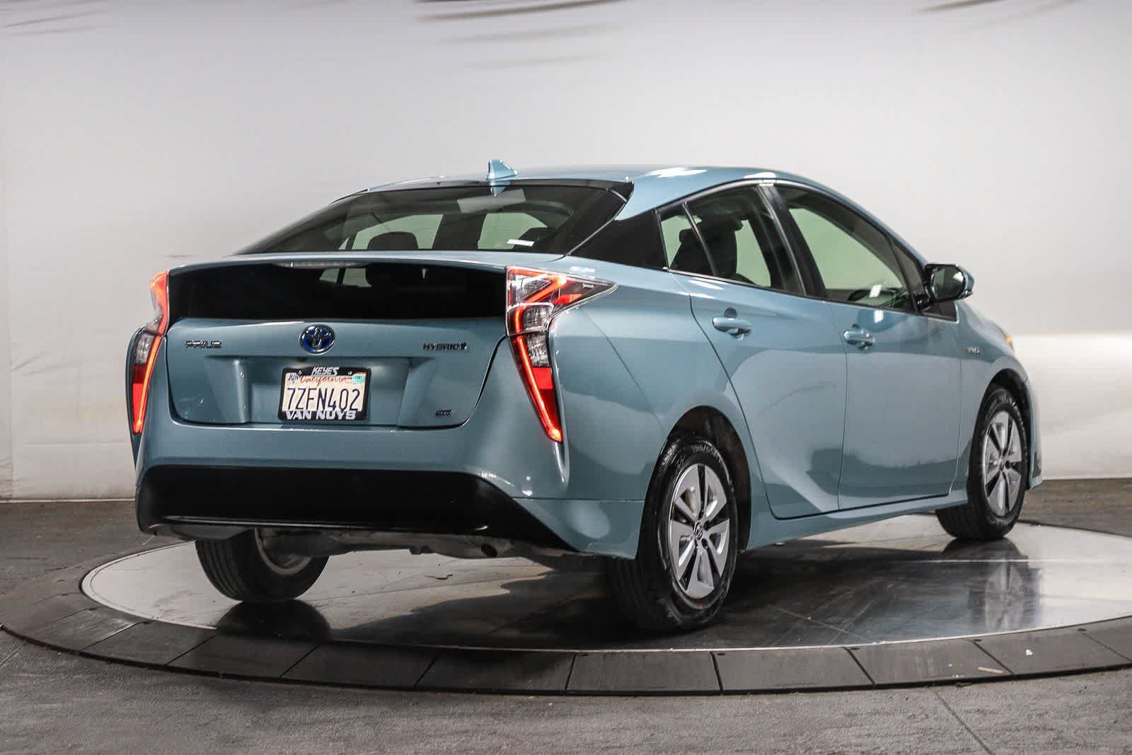 Certified 2017 Toyota Prius Two w/ Carpet Mat Package FWD image 5