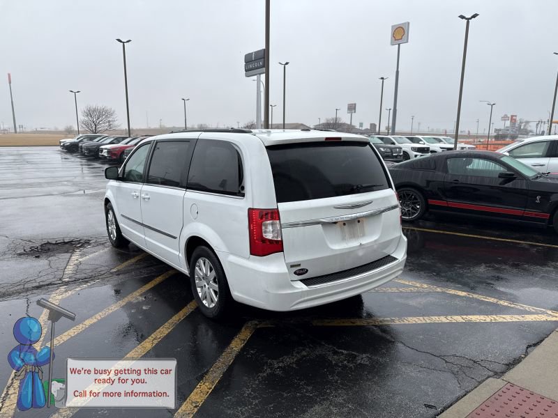 Used 2014 Chrysler Town & Country Touring image 3