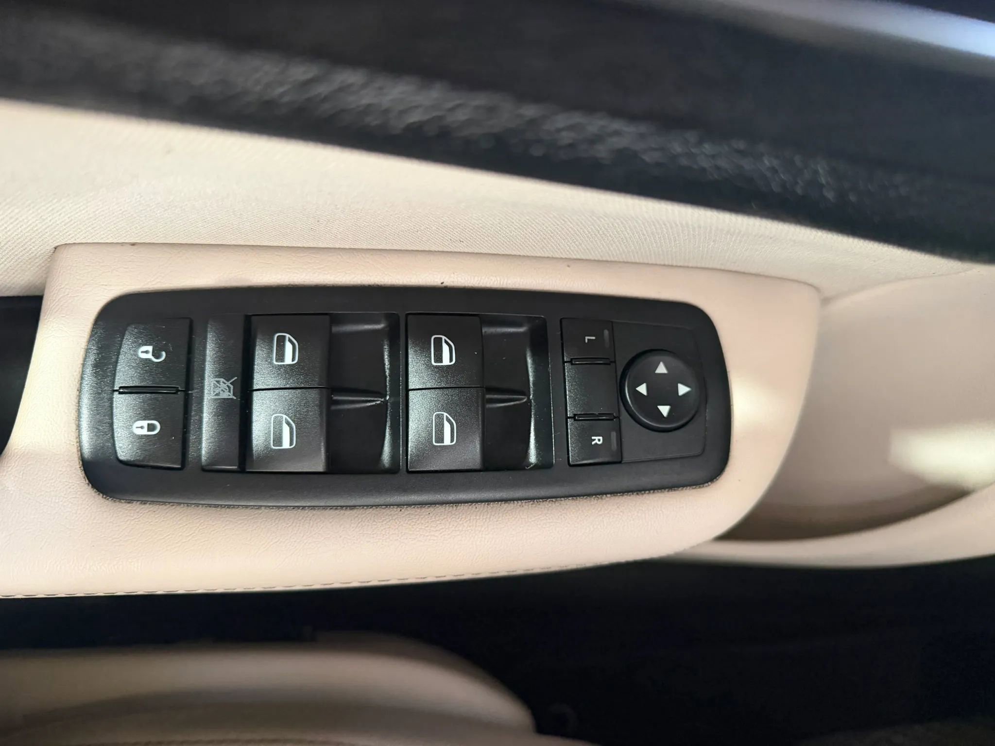 Used 2015 Chrysler 200 Limited w/ Convenience Group image 22