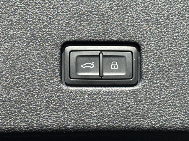 Used 2025 Audi Q8 Premium Plus AWD/4WD image 21