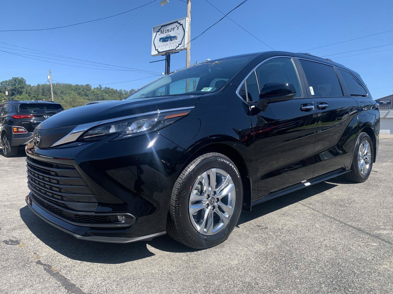 Used 2026 Toyota Sienna XLE AWD/4WD image 1