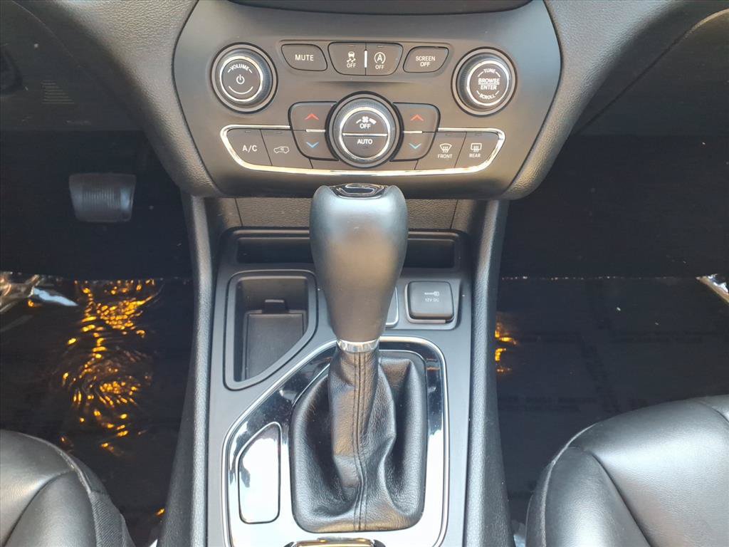 Used 2020 Jeep Cherokee Latitude Plus FWD image 29