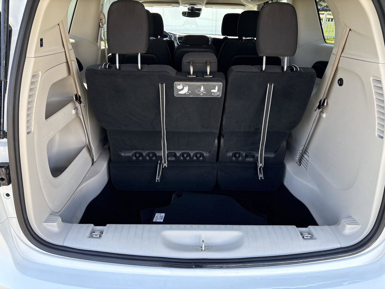 Used 2021 Chrysler Pacifica Touring FWD image 12