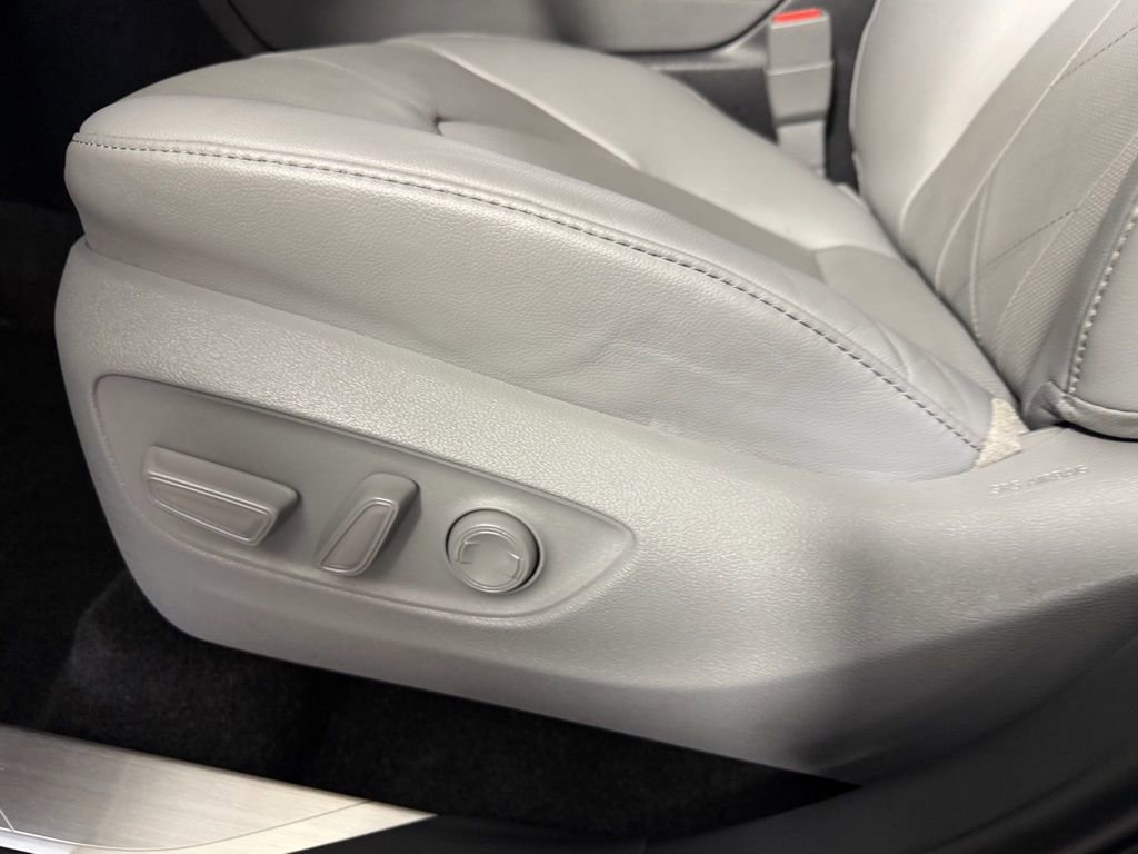 Used 2024 Toyota Highlander Platinum image 22