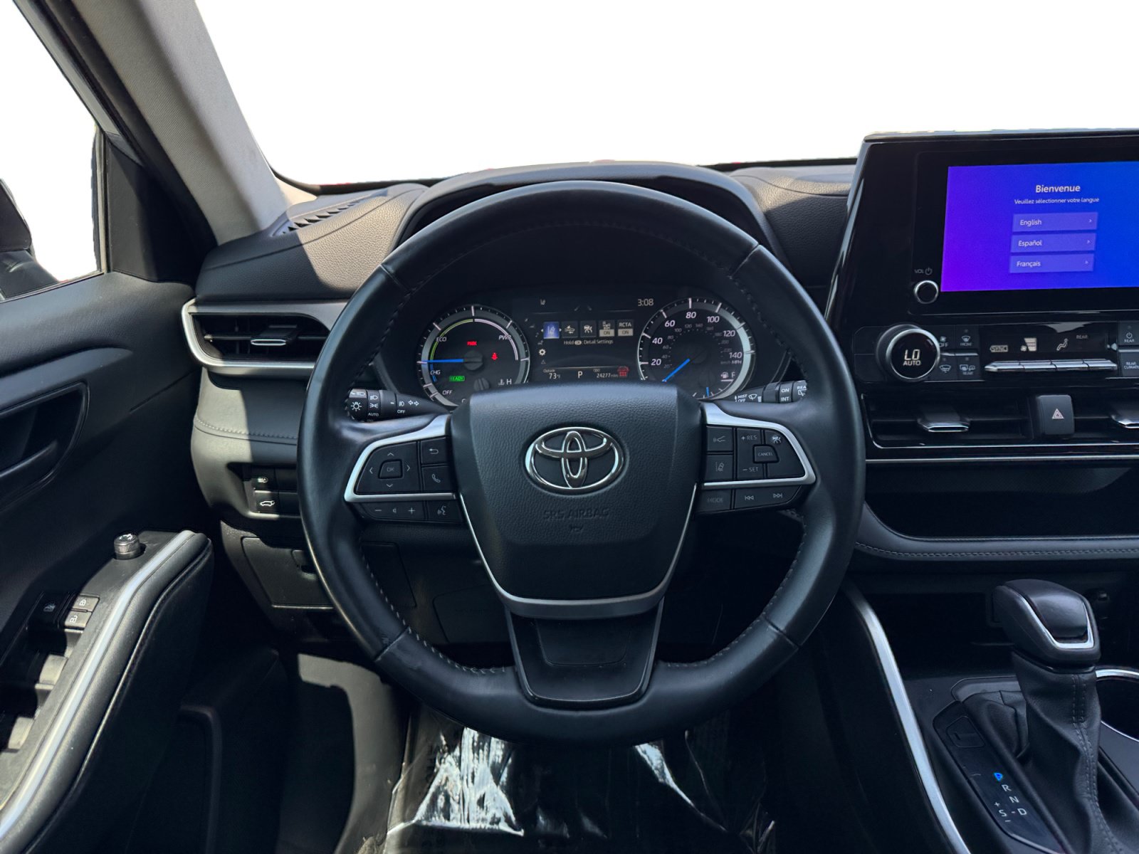 Used 2024 Toyota Highlander LE FWD image 12