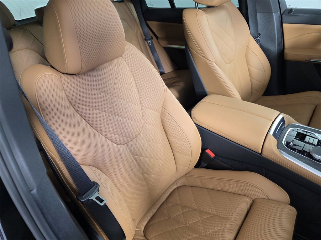 Used 2025 BMW X5 xDrive50e w/ Parking Assistance Package image 31