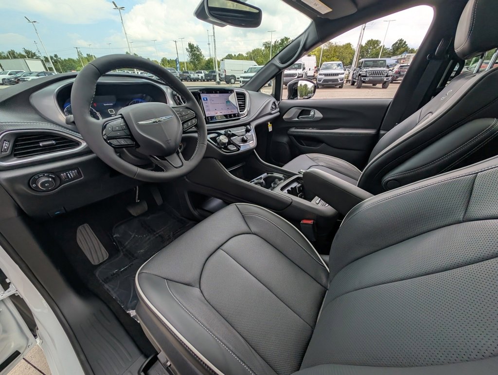 New 2026 Chrysler Pacifica Limited image 2