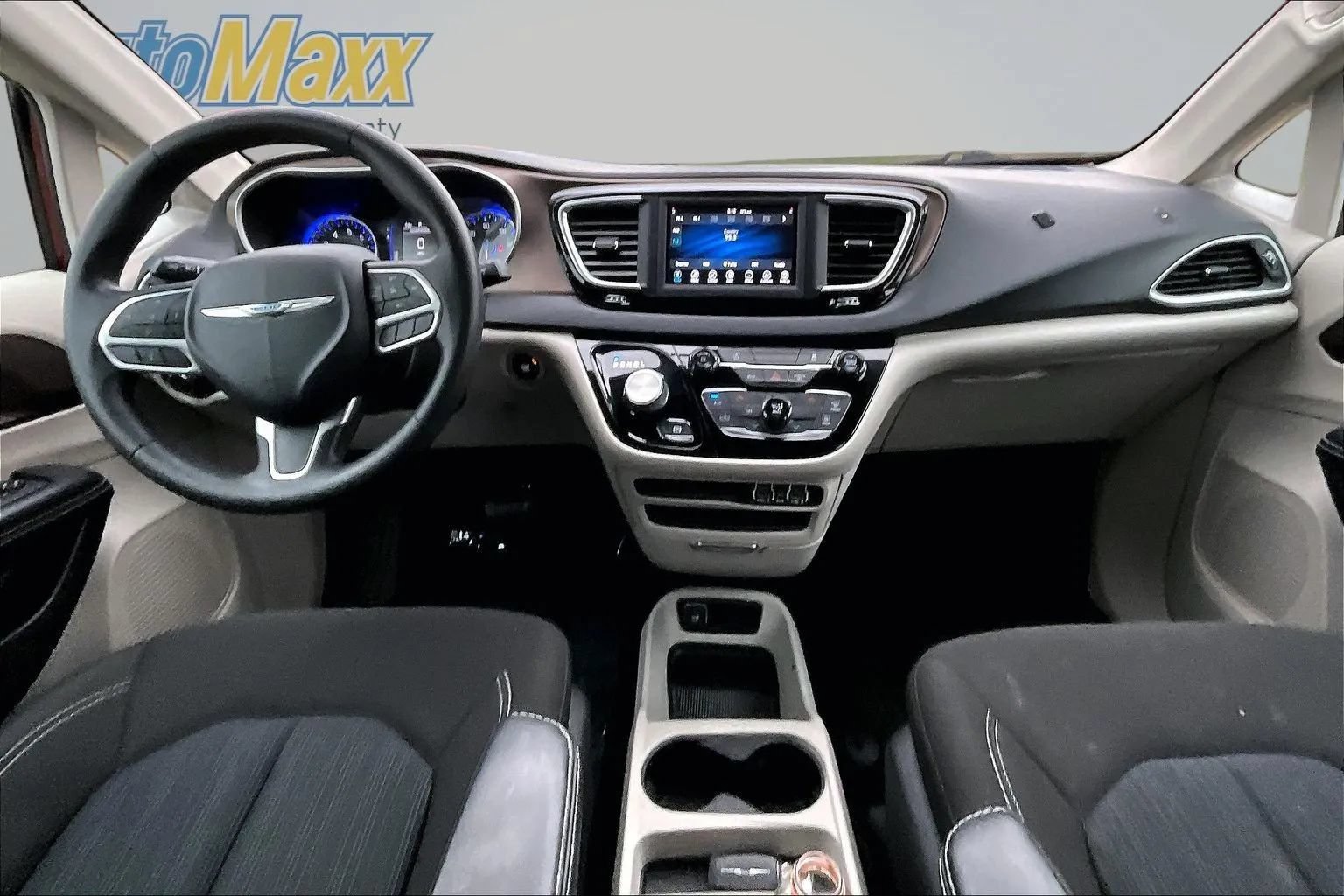 Used 2021 Chrysler Voyager L FWD image 7