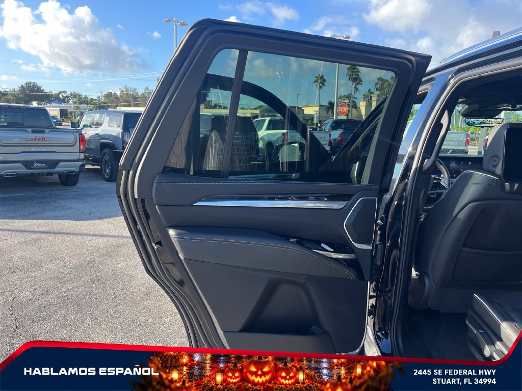 Used 2025 Cadillac Escalade Premium Luxury AWD/4WD image 29