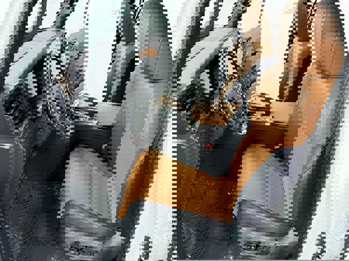 Used 2025 Lexus GX 550 w/ Accessory Package (2T) image 13