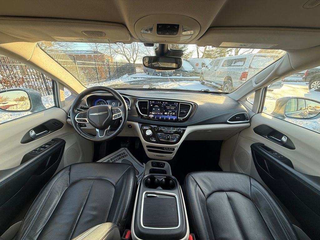 Used 2021 Chrysler Pacifica Touring-L image 11