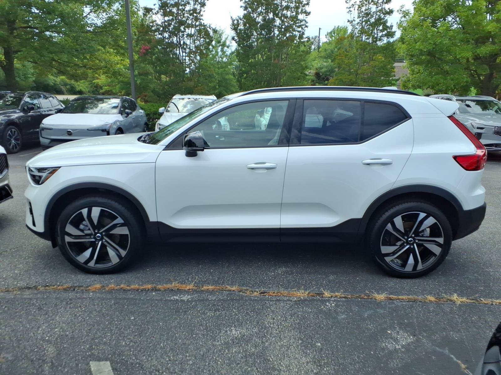Used 2025 Volvo XC40 B5 Ultra AWD/4WD image 8