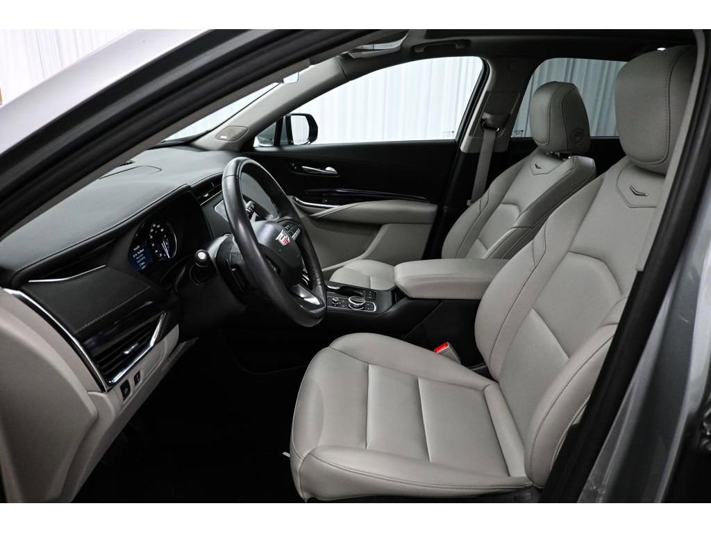 Used 2023 Cadillac XT4 Luxury w/ Cold Weather Package FWD image 33