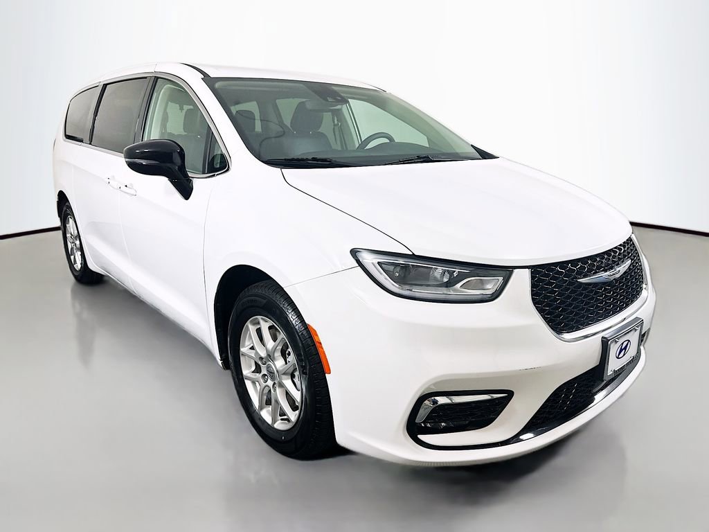 Used 2024 Chrysler Pacifica Touring-L image 3