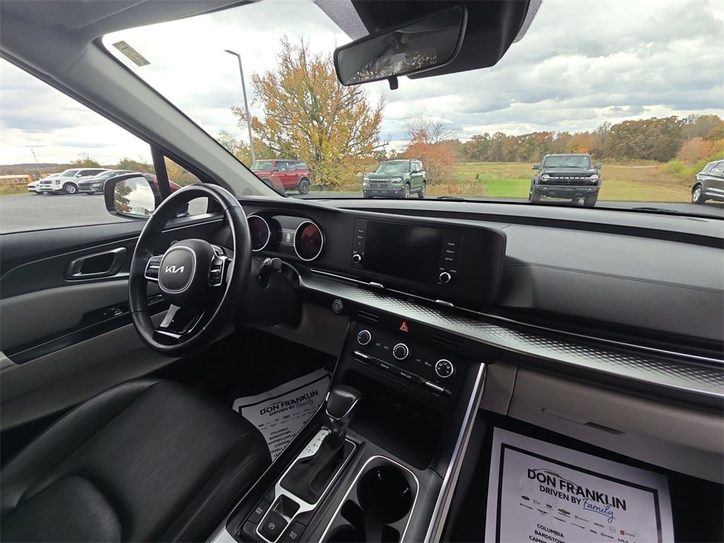 Used 2023 Kia Carnival LX image 11