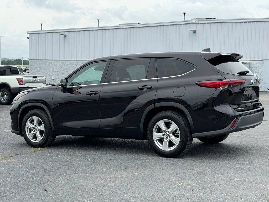 Used 2022 Toyota Highlander LE FWD image 7