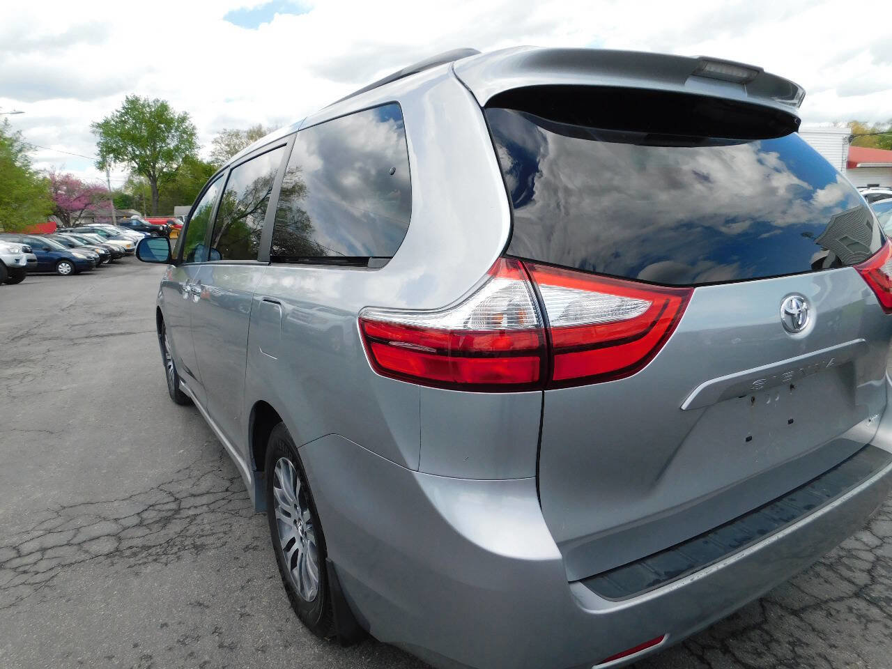 Used 2018 Toyota Sienna XLE FWD image 18