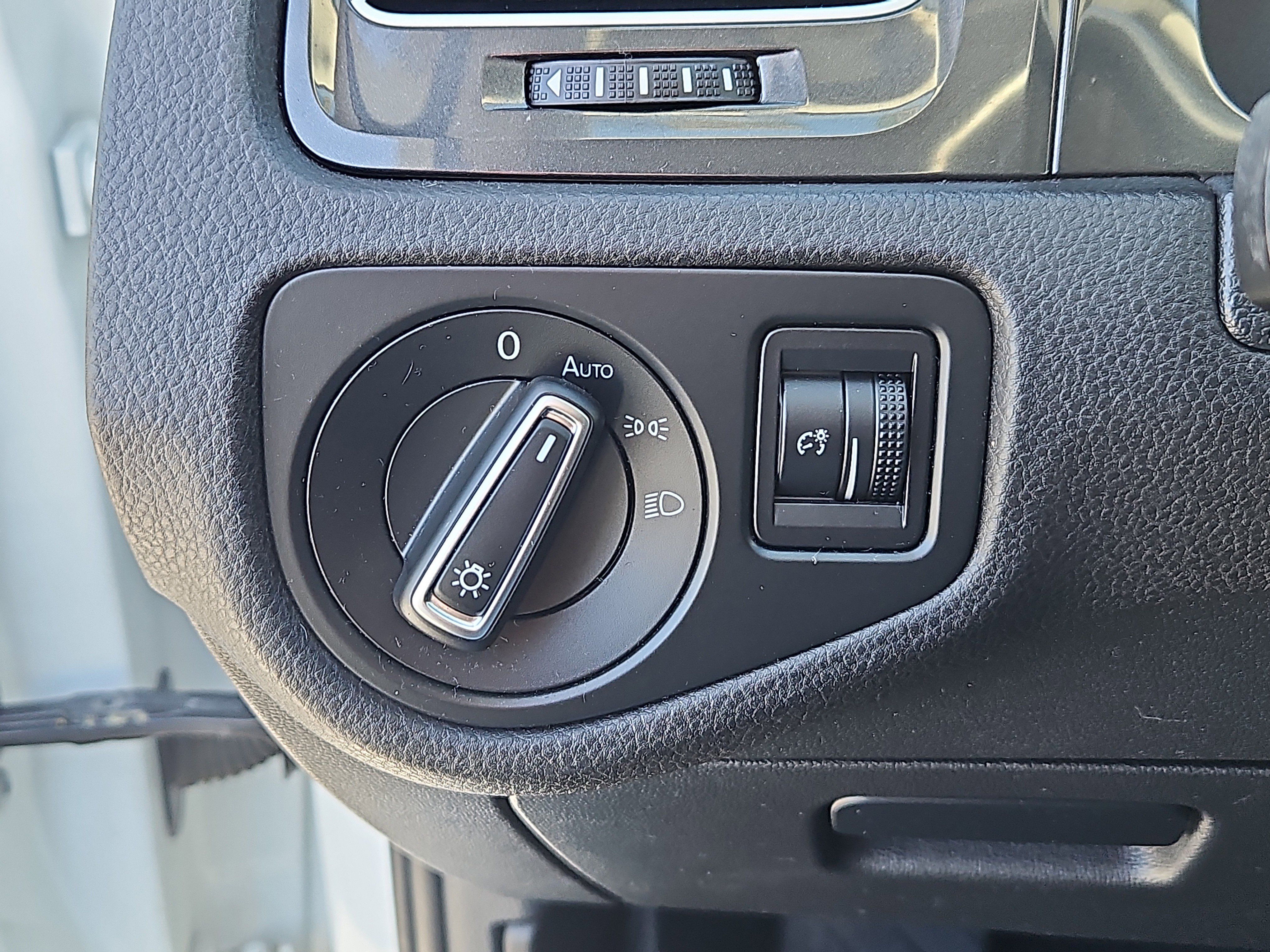 Used 2017 Volkswagen e-Golf SEL Premium image 11