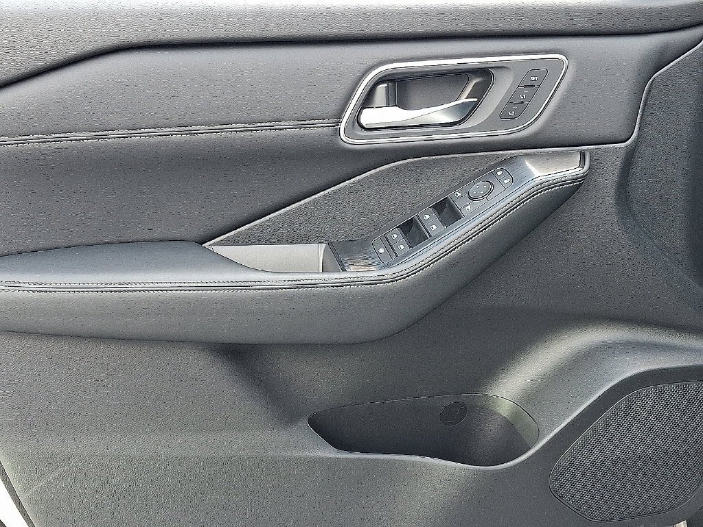 New 2026 Nissan Rogue Platinum AWD/4WD image 9