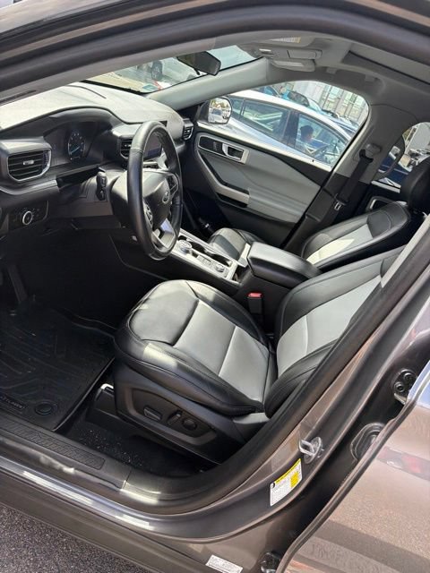 Used 2023 Ford Explorer XLT w/ Equipment Group 202A AWD/4WD image 4