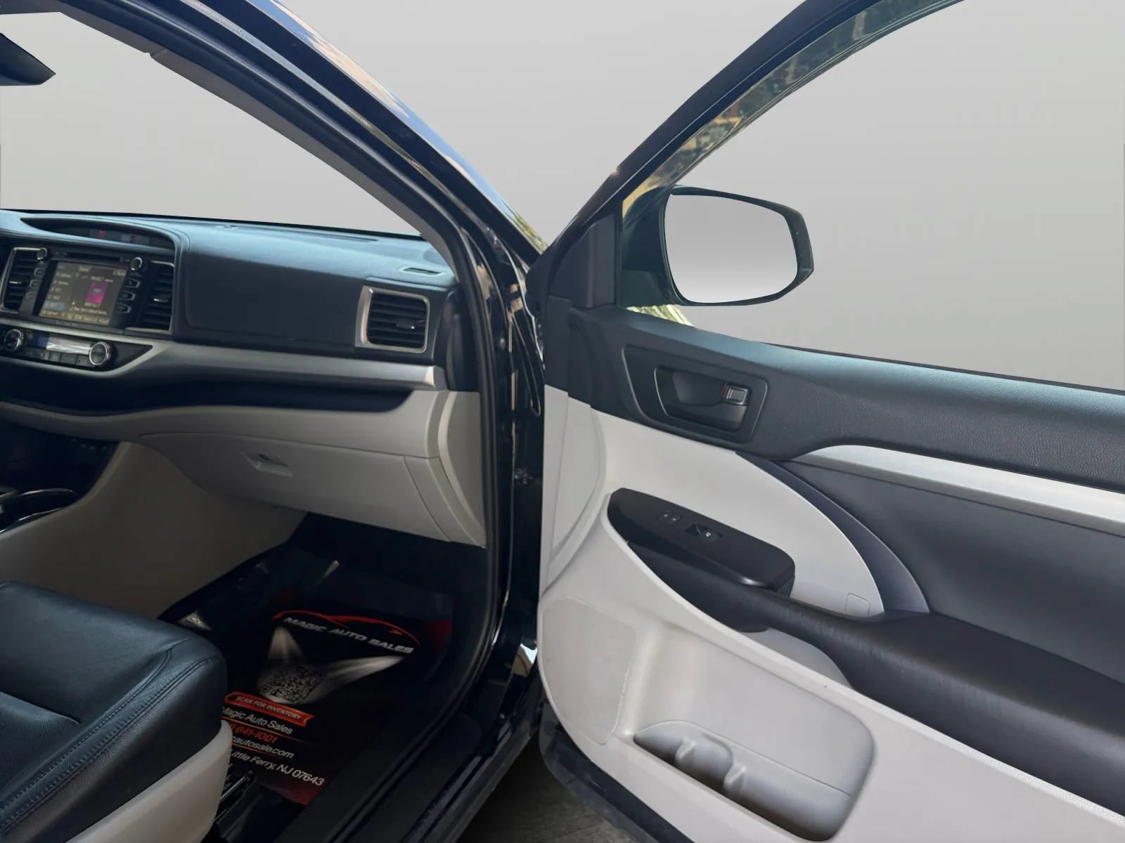 Used 2019 Toyota Highlander Plus w/ Protection Package #3 AWD/4WD image 21