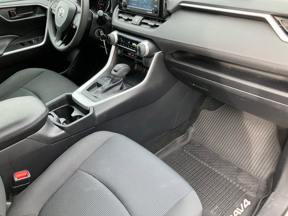 Used 2021 Toyota RAV4 LE image 32