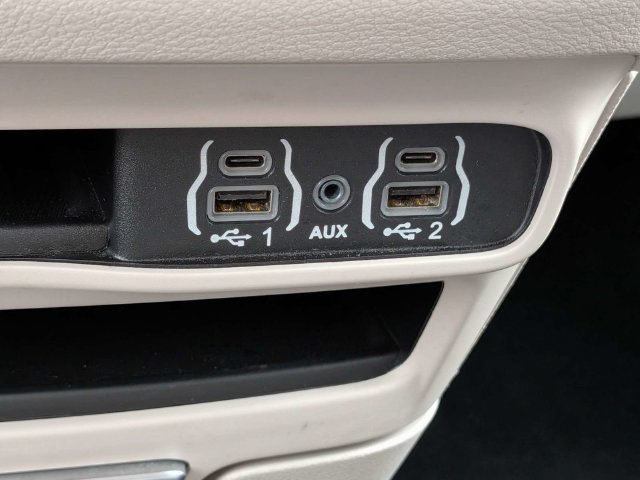 Used 2024 Chrysler Pacifica Touring-L FWD image 24