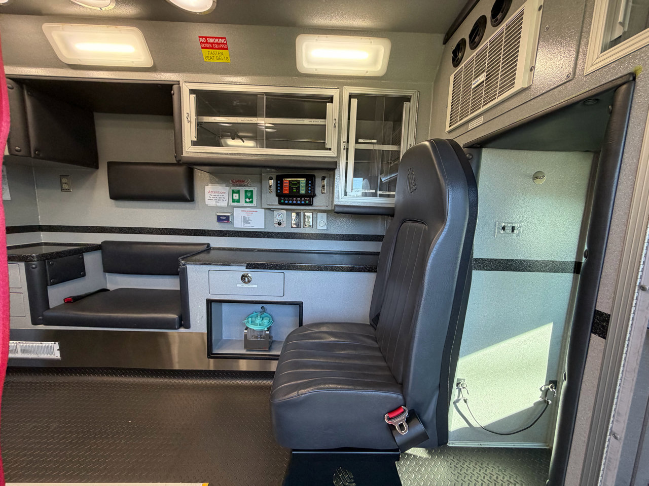 Used 2015 Chevrolet Express 4500 w/ Ambulance Package image 38