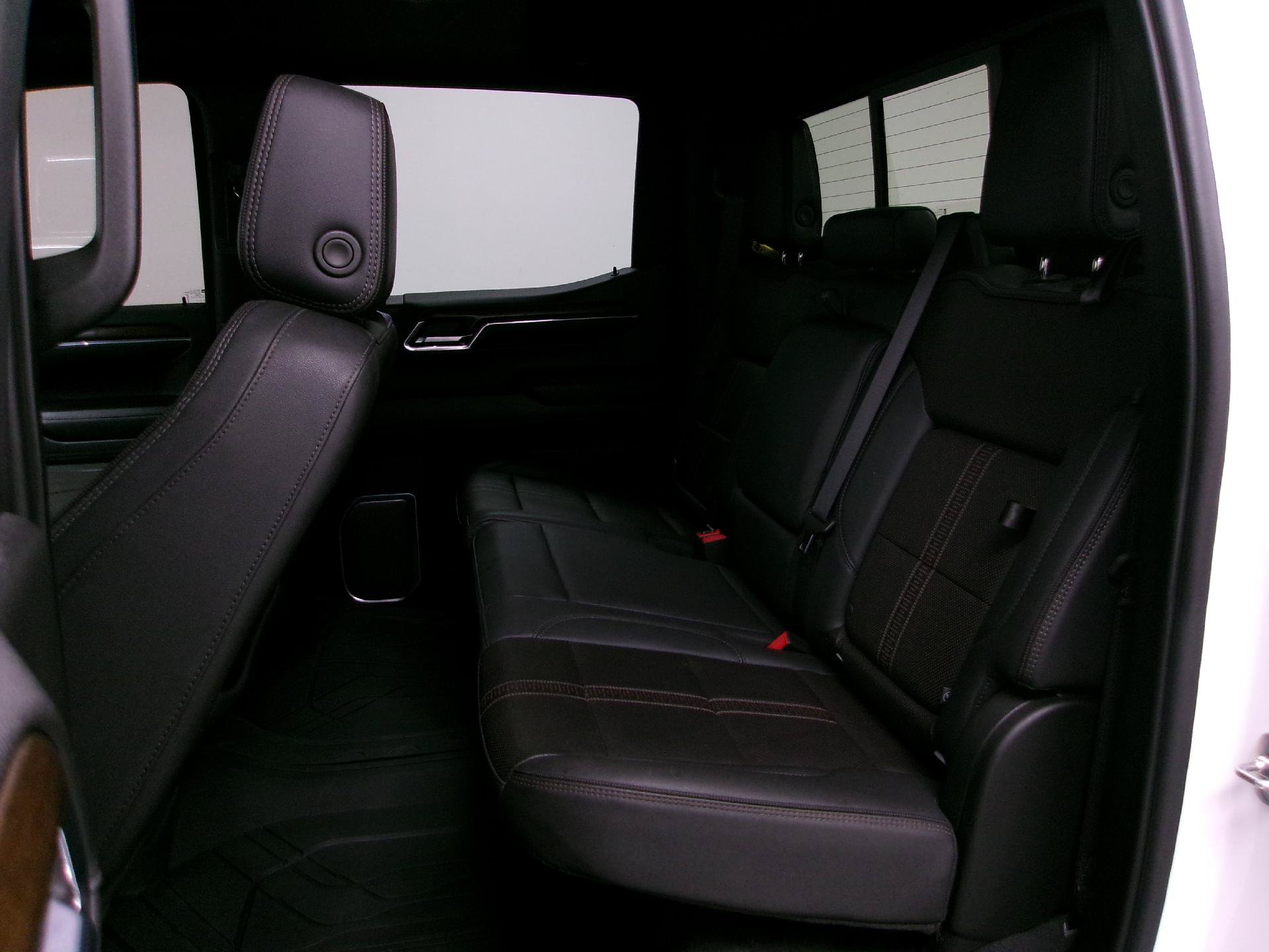 Used 2024 Chevrolet Silverado 1500 High Country w/ High Country Premium Package AWD/4WD image 10