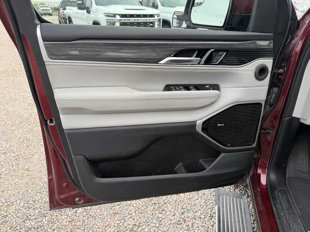 Used 2022 Jeep Wagoneer Series III w/ Premium Group I AWD/4WD image 31