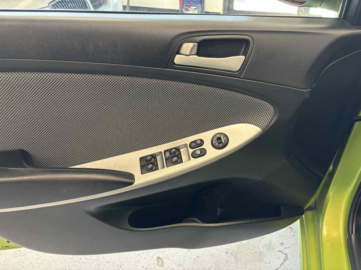 Used 2012 Hyundai Accent GS image 19