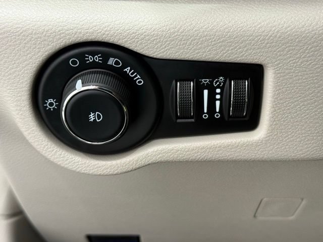 Used 2024 Chrysler Pacifica Touring-L AWD/4WD image 34
