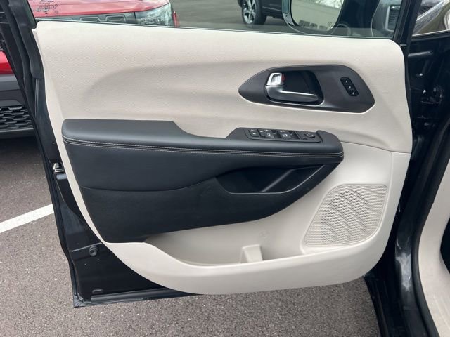 Used 2024 Chrysler Pacifica Touring-L FWD image 4