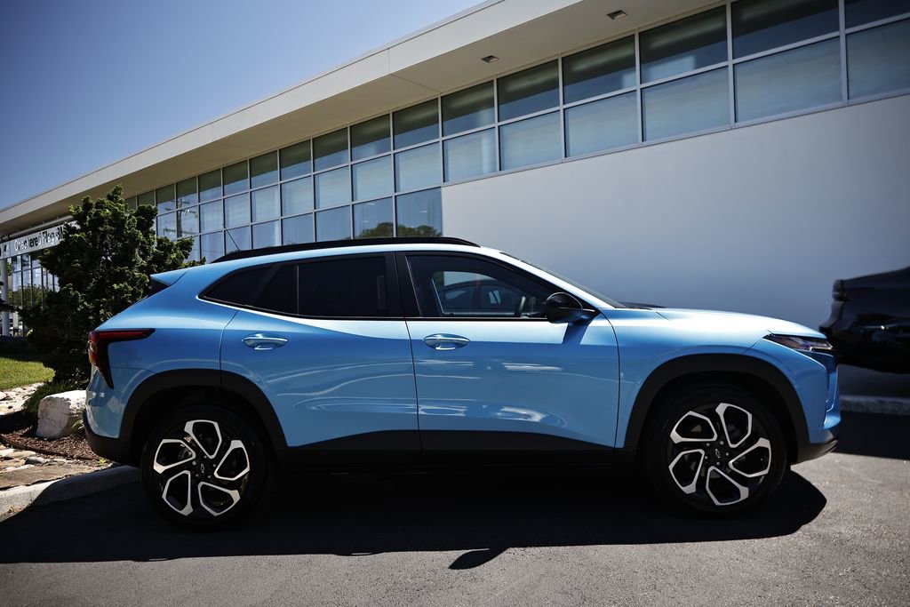 Used 2025 Chevrolet Trax RS w/ Sunroof Package FWD image 4